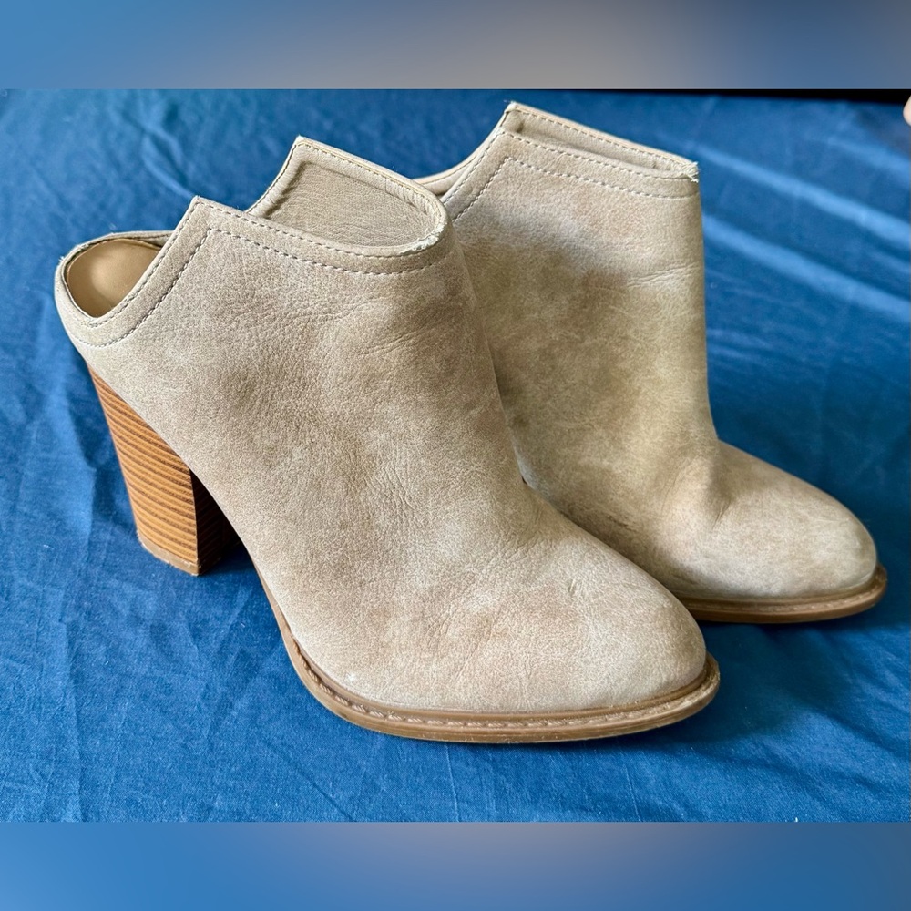 Shoe Dazzle Tan Mules with Sleek Design and Stacked Heel
